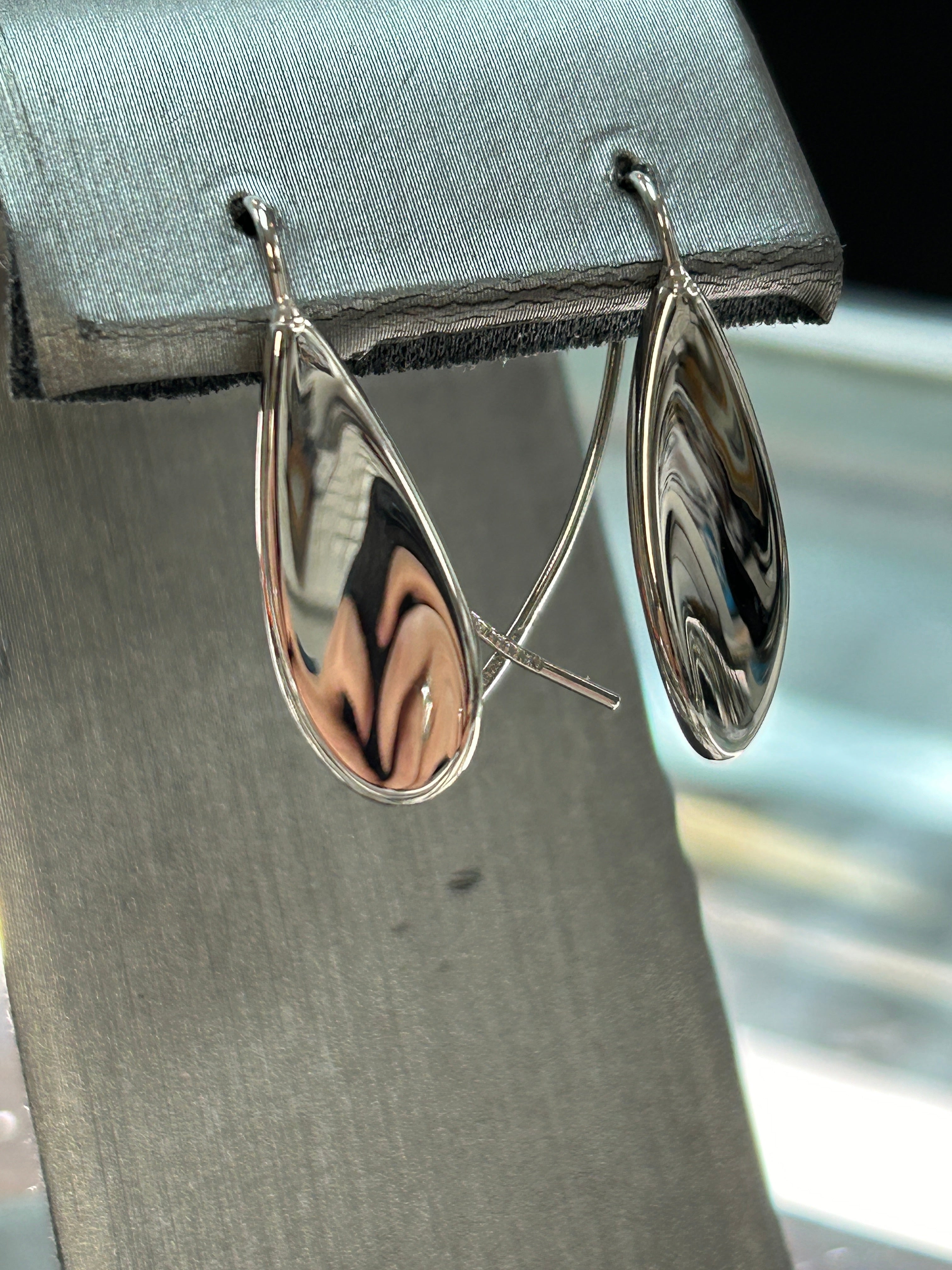 14K White Gold Curved Tear Drop Wire Earrings. XY1006